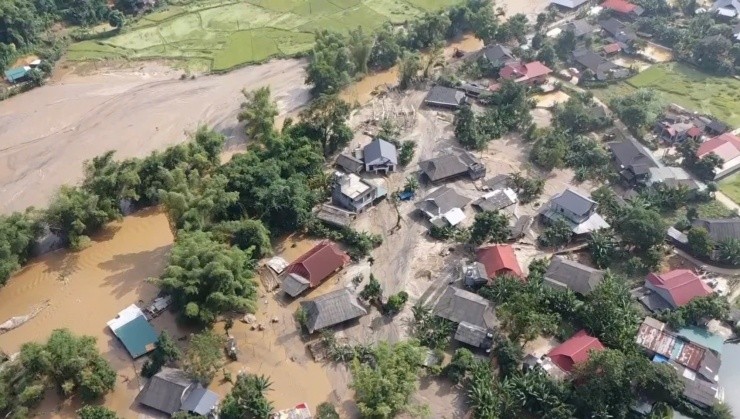 mo-vang-troi-vao-ban-sau-con-lu-xa-lap-to-10-nguoi-thay-nhau-canh-gac-1761441668.jpg