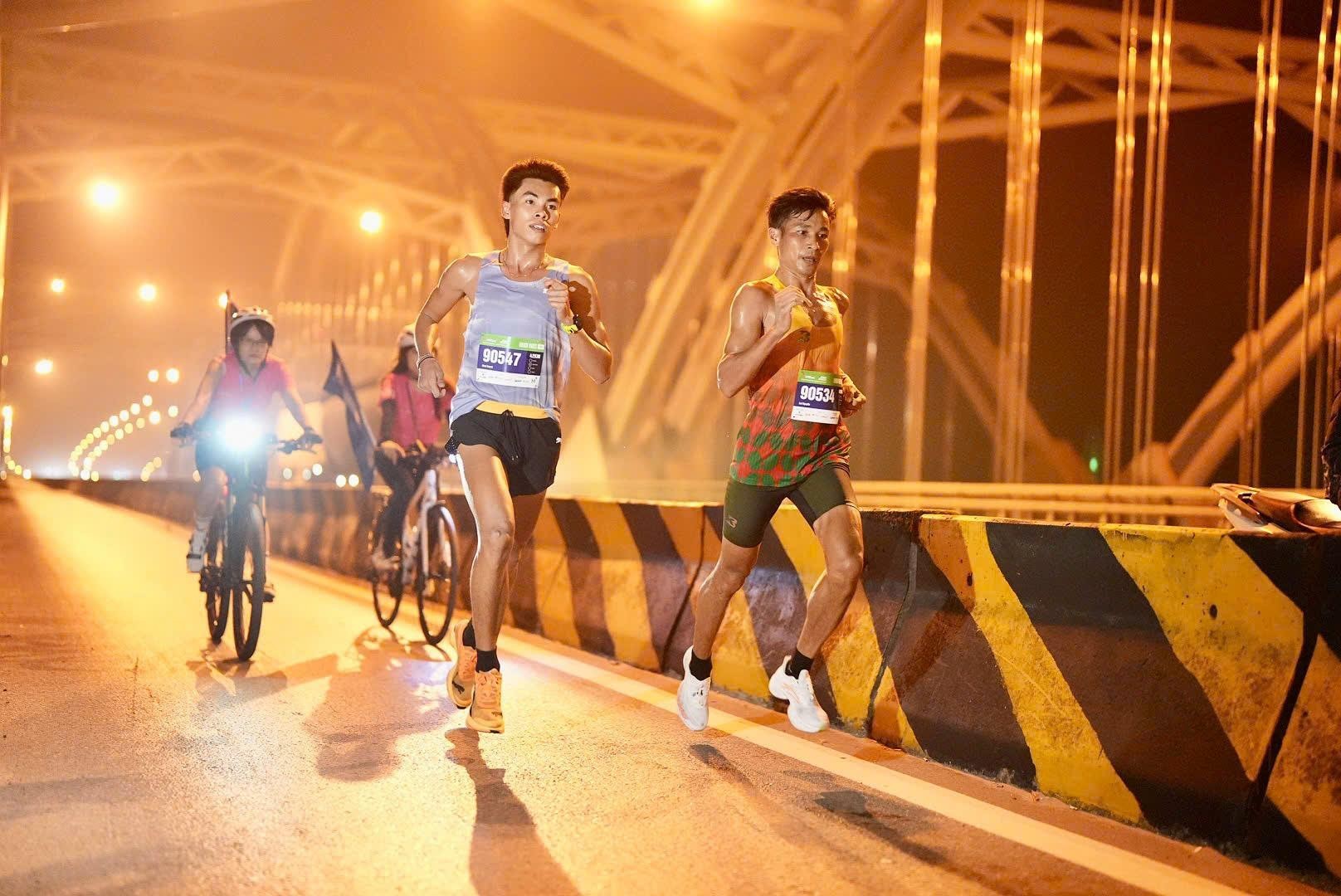 vpbank-hanoi-international-marathon-2025-cu-hich-cho-the-thao-van-hoa-va-du-lich-thu-do-1761572573.jpg
