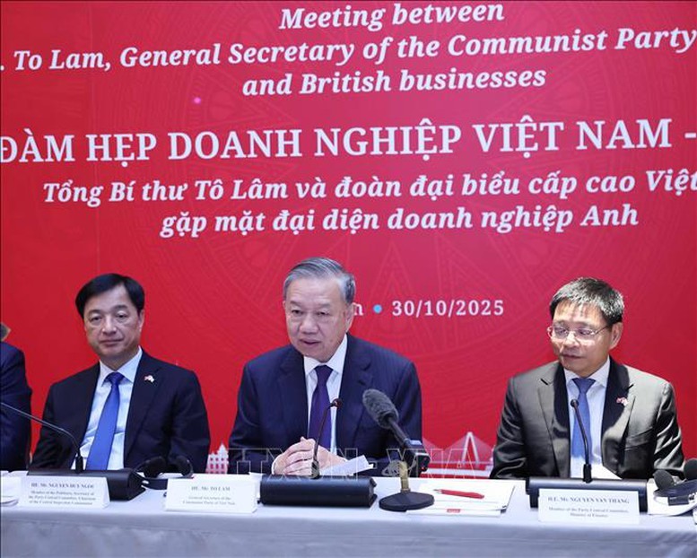 tong-bi-thu-to-lam-du-toa-dam-doanh-nghiep-viet-nam-anh-1761870544.jpg