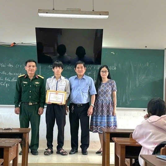 khen-thuong-nam-sinh-cuu-phi-cong-nhay-du-sau-su-co-may-bay-roi-o-dak-lak-1769648996.jpg