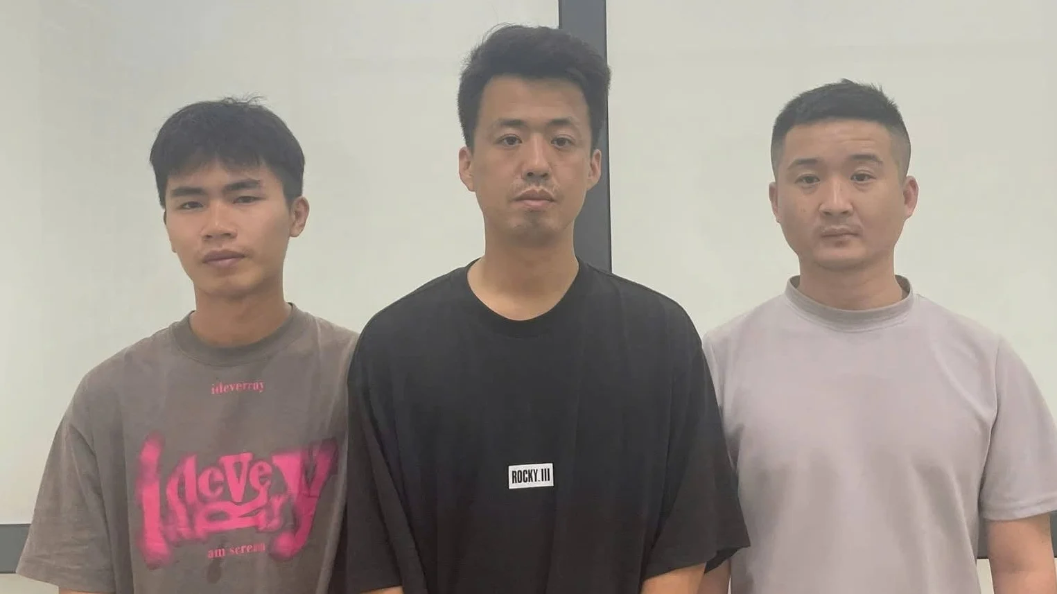thua-bac-nhom-nguoi-nuoc-ngoai-lieu-linh-bat-nguoi-de-go-tien-1777900225.jpg