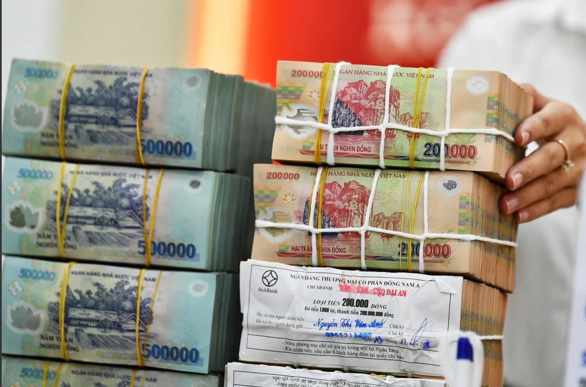 ngan-hang-khat-von-ra-chieu-sieu-tien-gui-voi-lai-suat-toi-1783298041.jpg