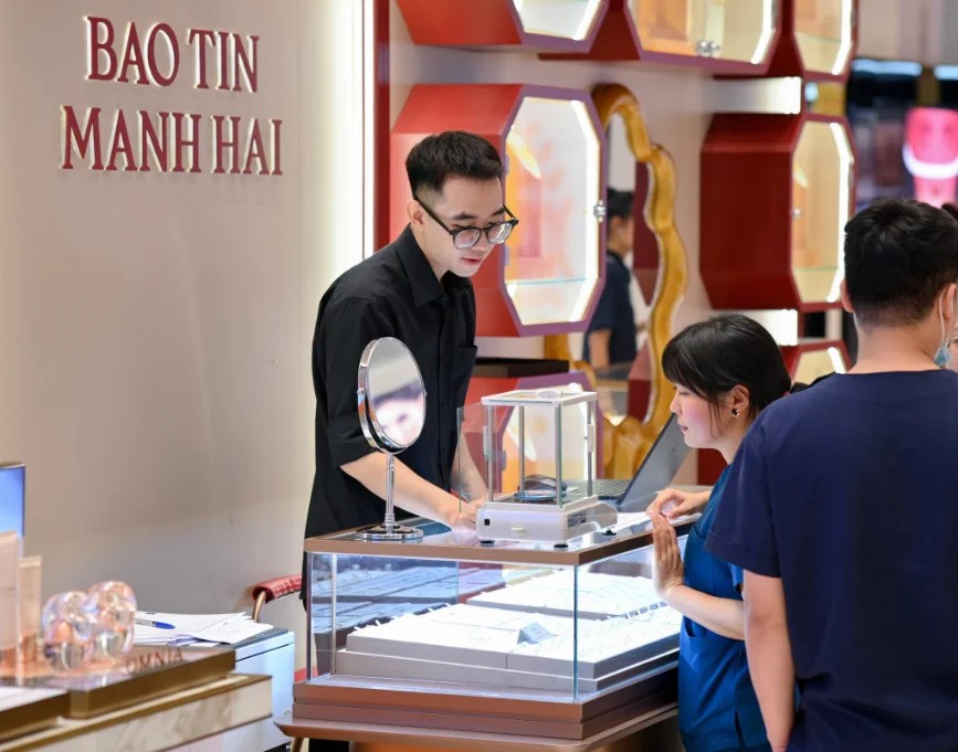 gia-vang-tuan-qua-vang-the-gioi-but-toc-1786235607.jpg