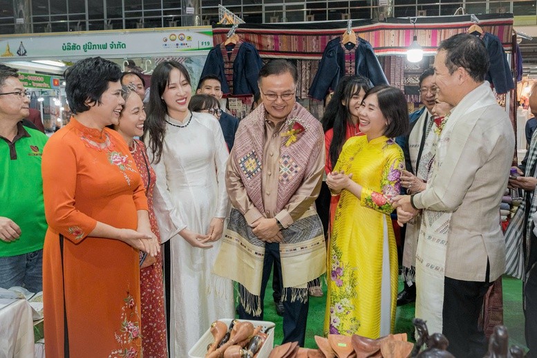 thuong-mai-viet-nam-lao-mo-rong-du-dia-tang-truong-1791377634.jpg