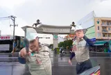 2 người mặc áo bảo vệ chặn ô tô, cầm hung khí đe dọa tài xế ở TP.HCM