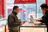 Giá vàng hôm nay 18/8: Tăng mạnh, thu hẹp khoảng cách với giá vàng thế giới