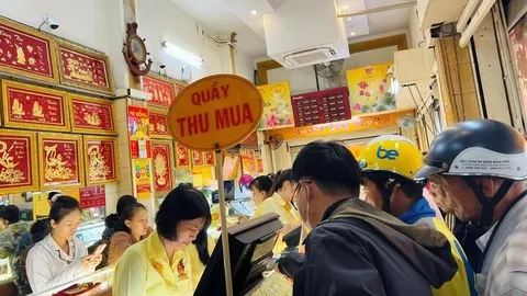 Giá giảm sốc, tiệm vàng ở TP.HCM tấp nập khách, mỗi người được mua tối đa 2 chỉ, tương lai còn giảm hay tiếp tục tăng