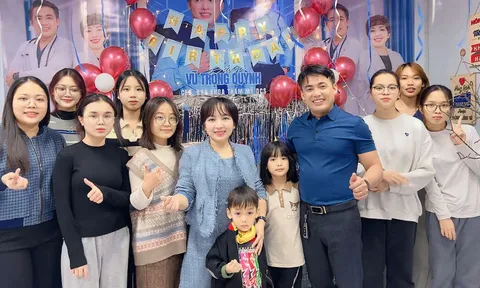 Bác sĩ Vũ Trọng Quỳnh nhắn nhủ ngọt ngào với vợ là bác sĩ Đàm Thu Trang nhân sinh nhật của hai vợ chồng