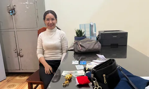 Lâm Đồng: Nhặt được 4 cây vàng cùng nhiều ngoại tệ, nữ tiểu thương trả lại người bỏ quên