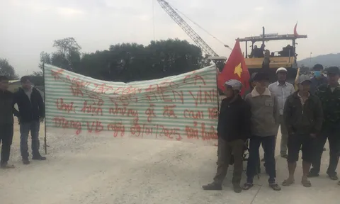 Công nhân căng băng rôn đòi nợ Công ty Tập đoàn Đèo Cả và Công ty Phú Hiển Vinh