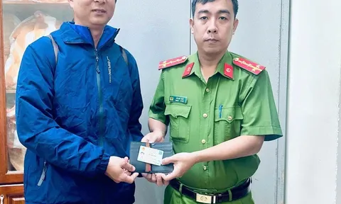 Ngày Tết nhặt được ví tiền, chàng trai đem tới công an tìm người trả lại