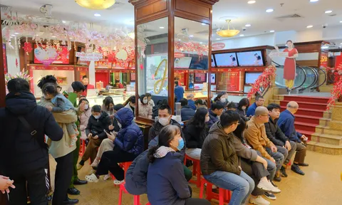 Nhiều người chấp nhận 'đu đỉnh' mua vàng ngày Thần Tài