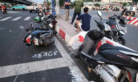 Nữ tài xế lái ô tô Mercedes tông 10 xe máy ở TPHCM