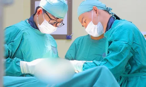 Cứu người đàn ông vỡ đôi tinh hoàn vì con trai dùng đồ chơi đập trúng