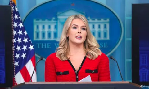 Phát ngôn viên Nhà Trắng bị chế giễu vì mặc váy may ở Trung Quốc