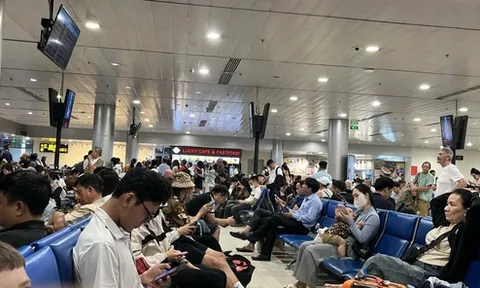 Khách than phiền chuyến bay bị chậm, rồi hủy ở sân bay Tân Sơn Nhất