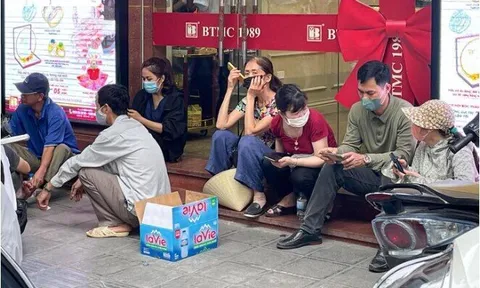 Trăm người vạ vật xếp hàng cả sáng chờ mua vàng giá cao kỷ lục