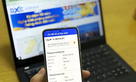 Cha mẹ theo dõi việc học của con qua app Công dân số TP.HCM