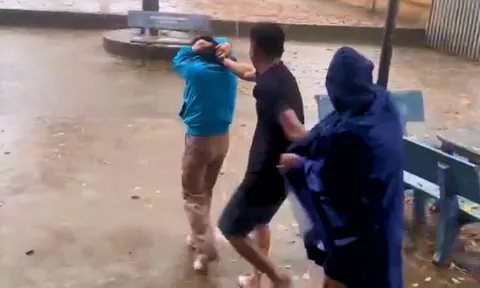 Nghệ An: Phụ huynh vào trường kéo cô giáo ra sân, đánh, bắt đứng giữa mưa