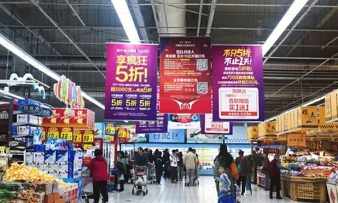 Nhiều người Mỹ bay thẳng sang Trung Quốc mua sắm để né thuế hàng nhập khẩu