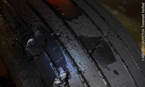 Tàu bay Vietjet trượt khỏi tim đường băng, hỏng hai lốp sau khi hạ cánh