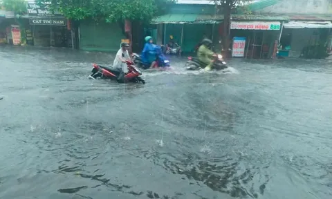 Mưa kinh hoàng, người dân ở Bình Dương bật khóc nhìn nhà ngập lụt, tan hoang