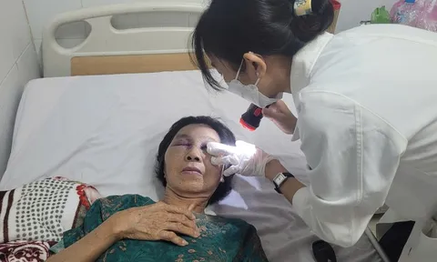 Vụ đường vừa khánh thành bị sụt lún: 'Đất đá vẫn trào xuống khi vợ chồng tôi rơi vào đường sụt lún'