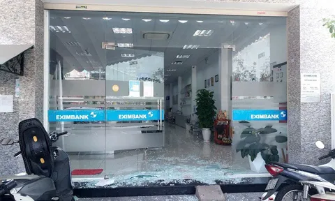 Người đàn ông mặc áo chống nắng xông vào ngân hàng Eximbank cướp rổ tiền