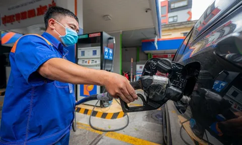 Giá xăng giảm, dầu tăng