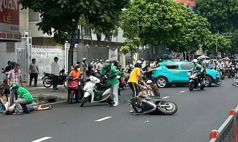 Taxi công nghệ nghi mất lái, va chạm loạt xe máy trên đường 3/2, nhiều người bị thương