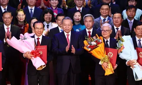 Tổng bí thư Tô Lâm trao quyết định cho ông Nguyễn Văn Nên làm Bí thư TP.HCM