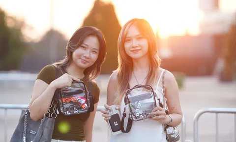 Hàng chục nghìn người hâm mộ “đốt nóng” không khí tại SVĐ Mỹ Đình trong hai ngày đổi vòng tay check-in
