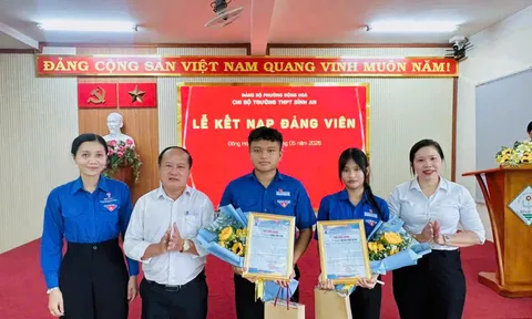 Phường Đông Hòa (TP.HCM): Hai chiến sĩ hoa phượng đỏ vinh dự được kết nạp Đảng ở tuổi 18