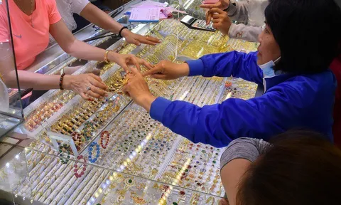 Giá vàng đảo chiểu tăng mạnh sau khi Tổng thống Mỹ công bố mức thuế mới