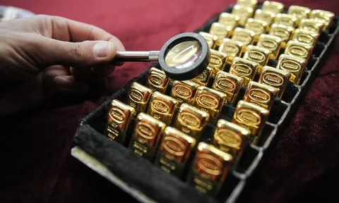 Giá vàng hôm nay 'lạc nhịp', 'cá mập' kiên trì ôm hàng, chuyên gia không còn lạc quan