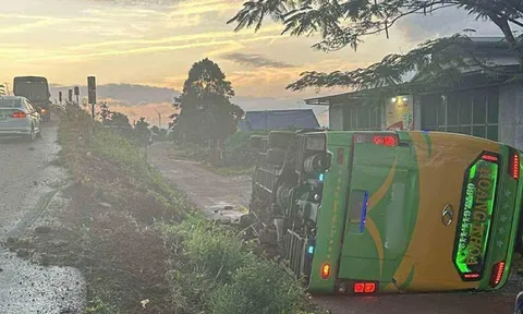 Xe khách chở 46 người gặp tai nạn, bị lật ở Đắk Lắk