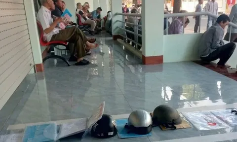 Người dân dùng mũ bảo hiểm, gạch đá 'đặt chỗ' nộp hồ sơ: Chủ tịch xã nói gì?