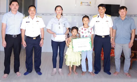 Lữ đoàn 685 Hải quân thăm, tặng quà con ngư dân đỡ đầu trước thềm năm học mới