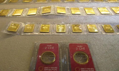 Giá vàng miếng SJC chạm mốc 130 triệu đồng, nhiều người "chóng mặt"