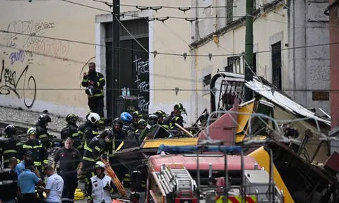 Tàu điện trật bánh ở Lisbon, ít nhất 15 người chết