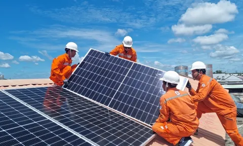 Dân lắp điện mặt trời mái nhà để sử dụng: Tại sao EVN đòi phạt?