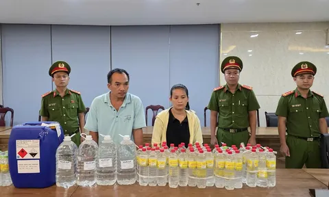 Pha axit pha với nước giếng làm giấm giả, cặp vợ chồng ở Đà Nẵng bị bắt