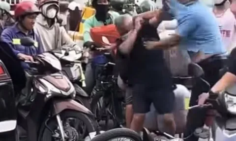 Vụ người đàn ông lớn tuổi bị đánh liên tiếp ở ngã tư: Công an mời tài xế ô tô lên làm việc