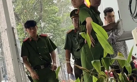 Sáng nay ca sĩ Ưng Hoàng Phúc xuất hiện tại trụ sở công an