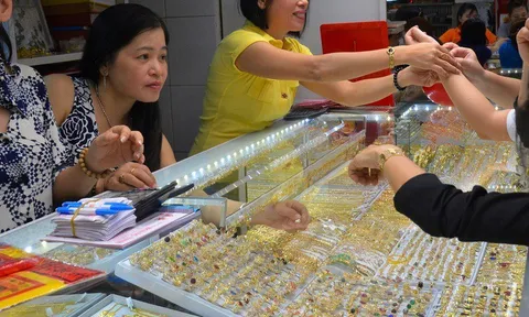 Giá vàng hôm nay, 3-10: Ồ ạt bán tháo