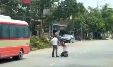 Vụ tài xế xe buýt bị bắt quỳ, đánh dã man ở Nghệ An: Tạm giữ hình sự đối tượng hành hung