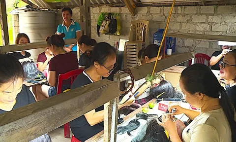 Ở xã mới này của Hà Tĩnh, chị em phụ nữ ngồi nhà làm "đồ giả" bán hàng thật, thu "tiền tươi"