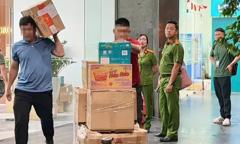 Công an huy động xe tải chở nhiều thùng tài liệu từ công ty của Shark Bình