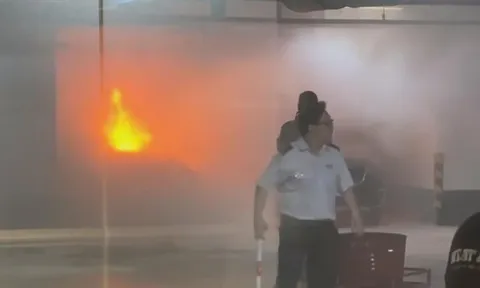 Ô tô tiền tỷ bất ngờ bốc cháy tại trung tâm thương mại