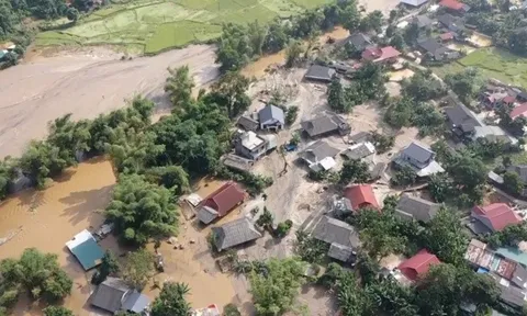 'Mỏ vàng' trôi vào bản sau cơn lũ, xã lập tổ 10 người thay nhau canh gác